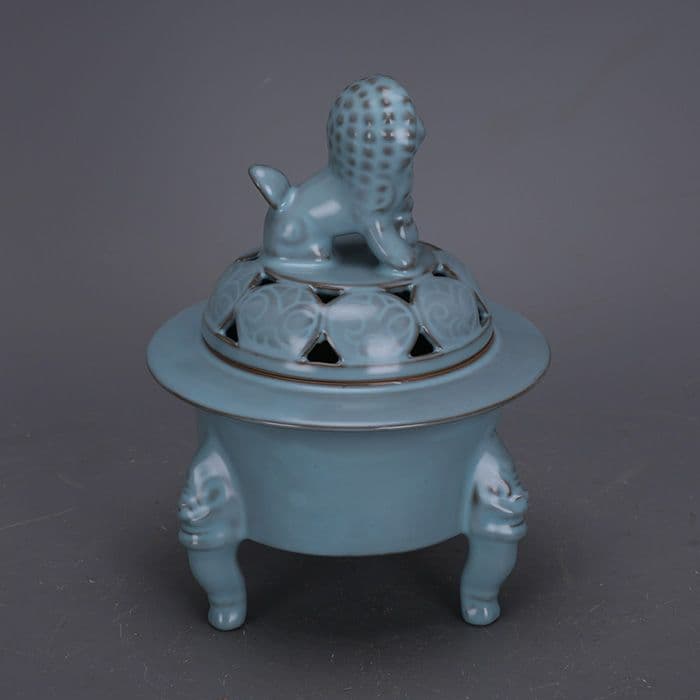 汝窯鉄胎青釉彫り彫り三本足香炉 景徳鎮 陶磁器 装飾品 現代工芸品 美術品 置物