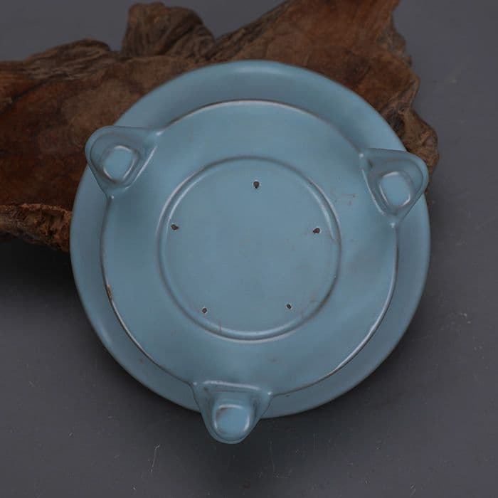 汝窯鉄胎青釉彫り彫り三本足香炉 景徳鎮 陶磁器 装飾品 現代工芸品 美術品 置物