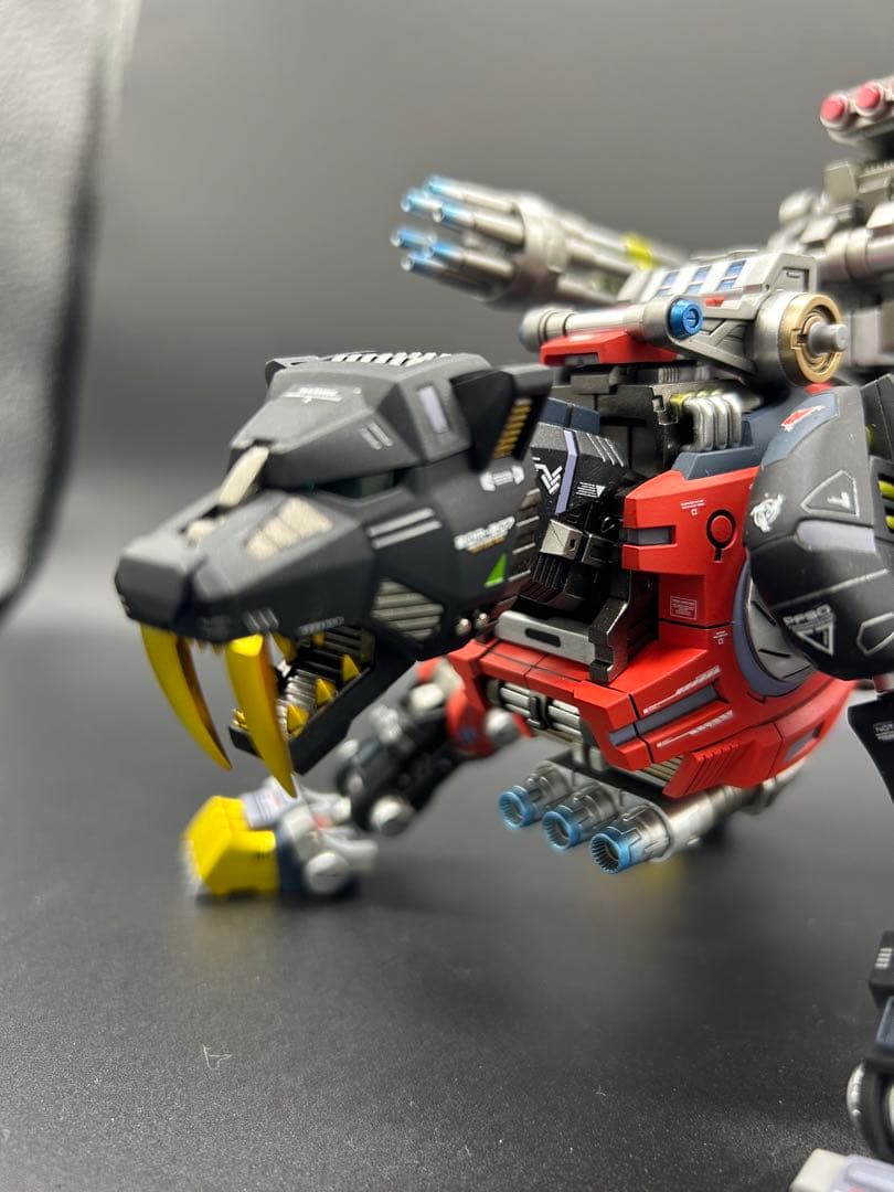 ゾイド　タカラトミー　リアライズ　セイバータイガー(シュバルツスペシャル)