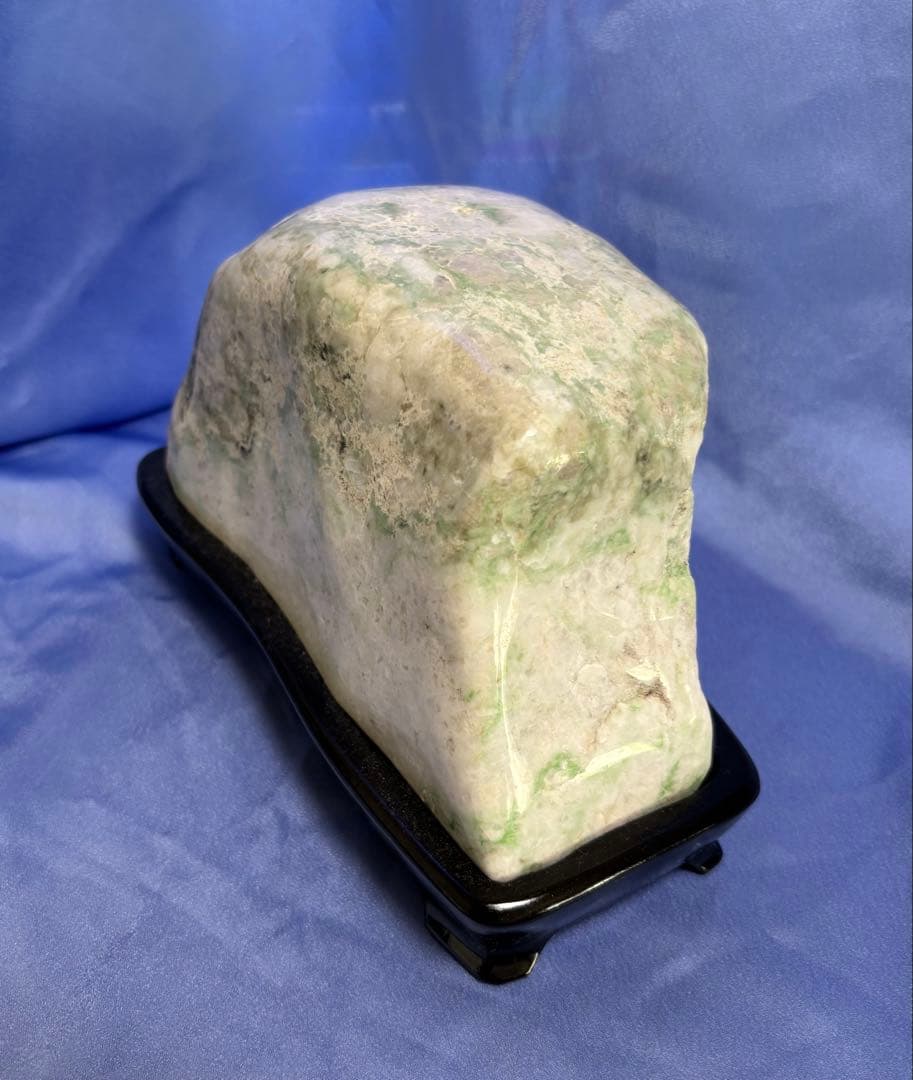 糸魚川産 翡翠原石 （２ｋｇ超）台座付