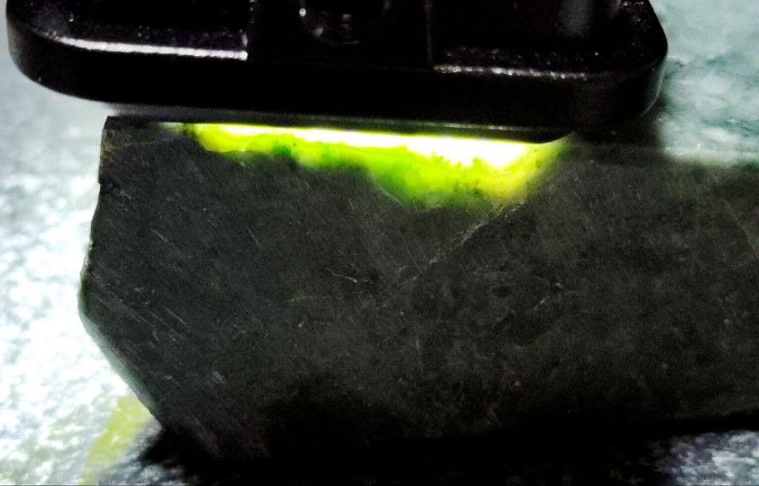 ★翡翠原石★糸魚川硬玉【姫川・川ズレ・カット磨き❶322ｇ】