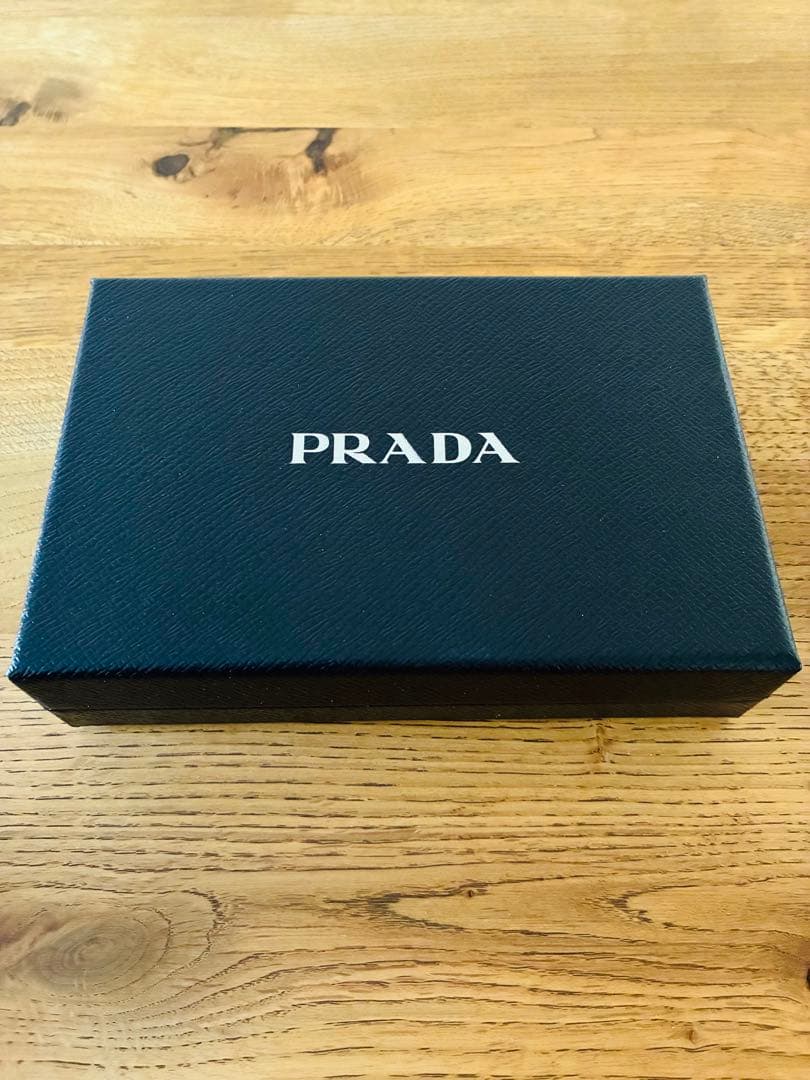 PRADA ブラック 二つ折り財布 サフィアーノレザー　プラダ