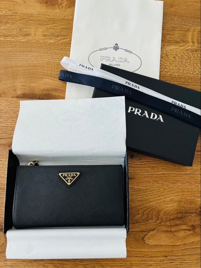 PRADA ブラック 二つ折り財布 サフィアーノレザー　プラダ