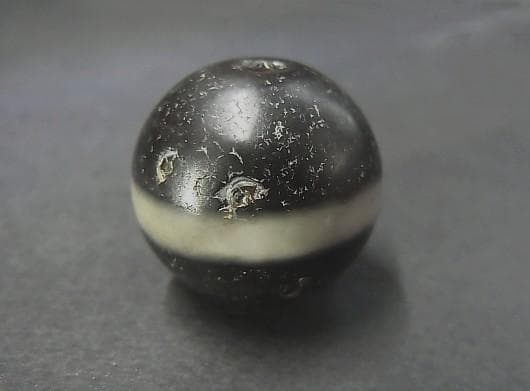 ★K2501★アンティーク　白帯　19ミリ　丸ビーズ　護符アミュレット　薬師玉