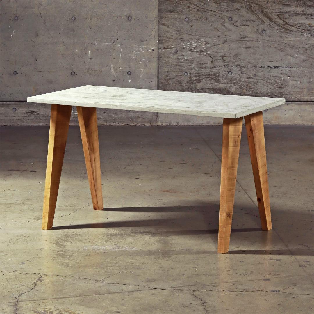 デスク｜パソコンデスク｜薄塗りモルタル｜三角脚｜ダイニングテーブル