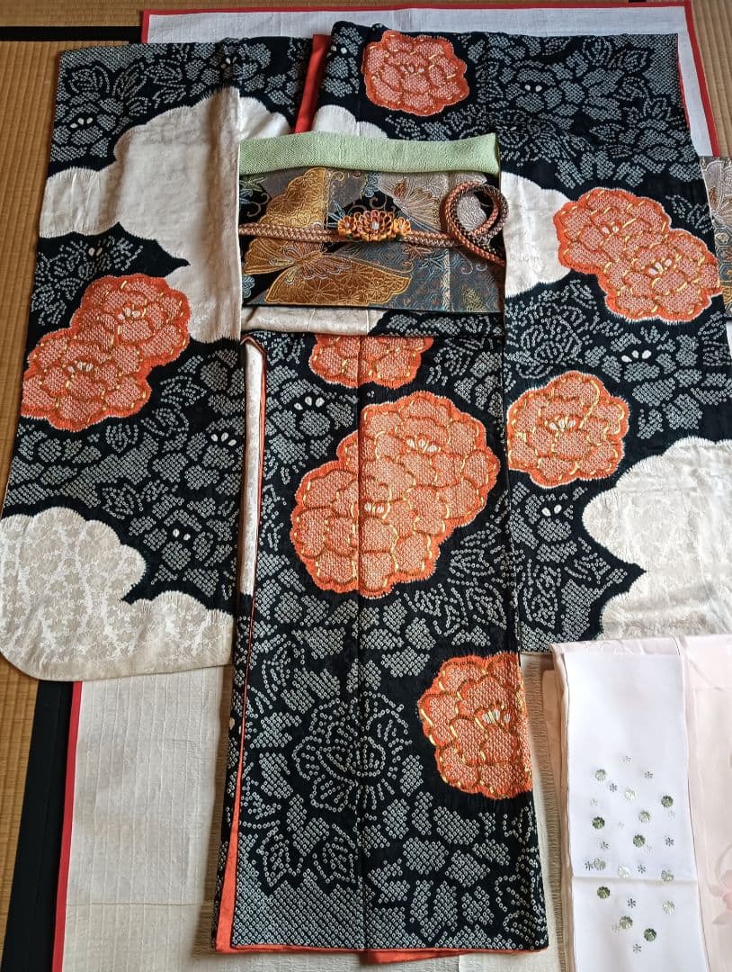 振袖フルセット　古典的な絞り　黒　朱　金駒刺繍　164/66.5