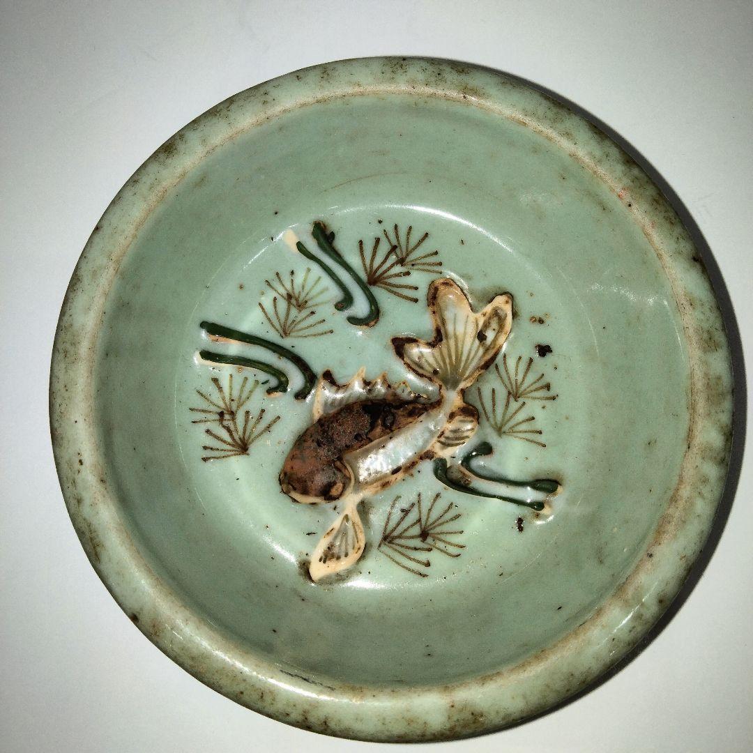 v140　青磁鉢 金魚文彫刻 在銘 極上浮彫金魚図 深皿　Q