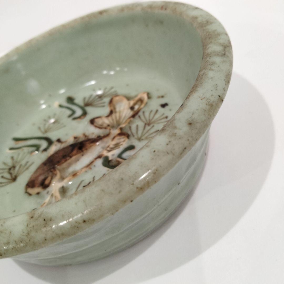 v140　青磁鉢 金魚文彫刻 在銘 極上浮彫金魚図 深皿　Q