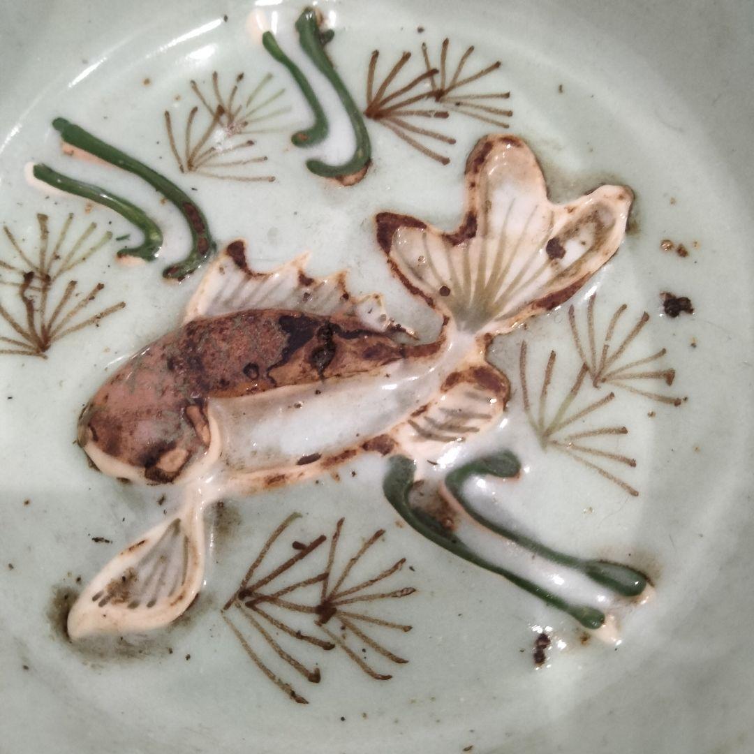 v140　青磁鉢 金魚文彫刻 在銘 極上浮彫金魚図 深皿　Q