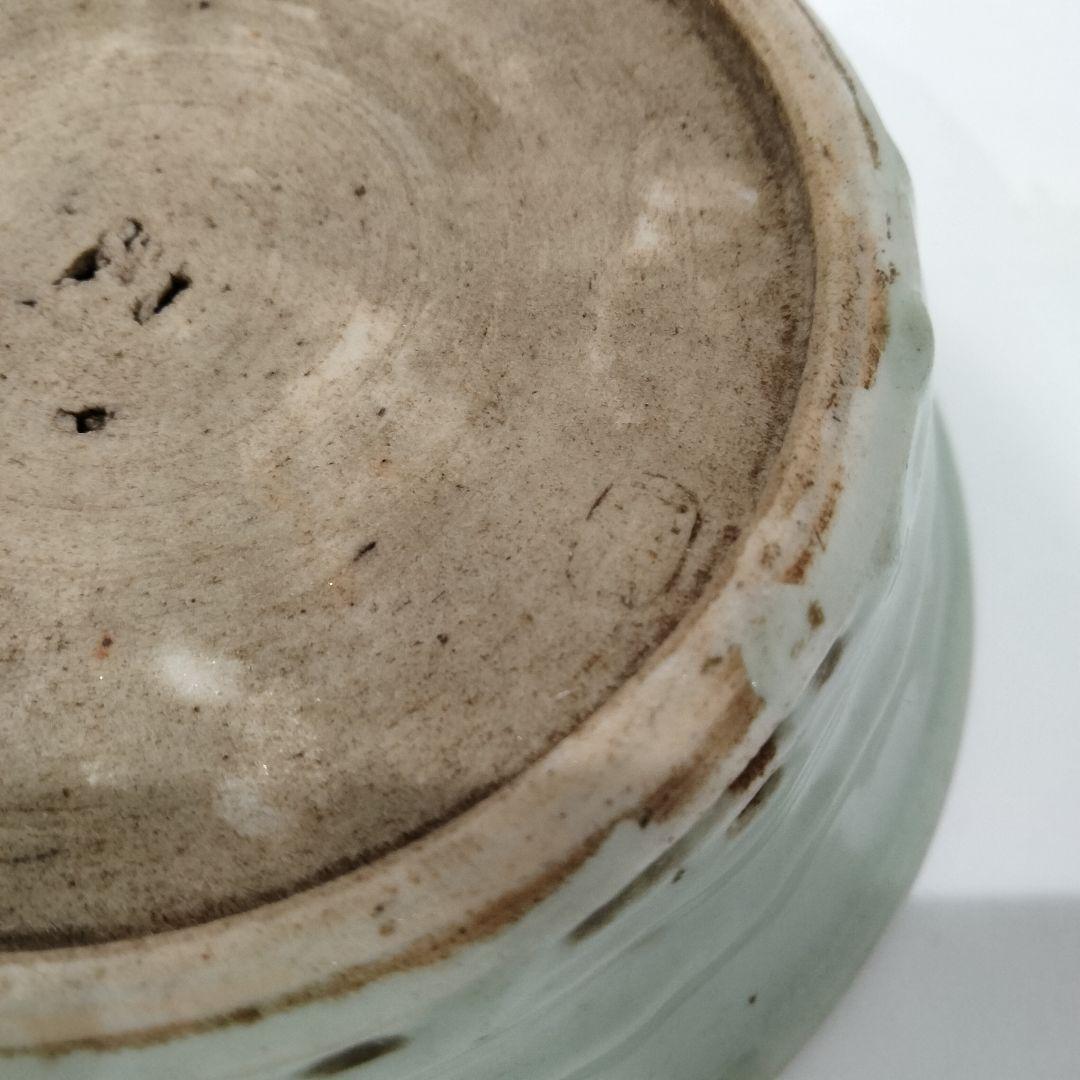 v140　青磁鉢 金魚文彫刻 在銘 極上浮彫金魚図 深皿　Q