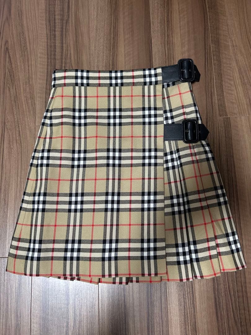 Burberry チェック柄プリーツスカート（サイドバックル付き）