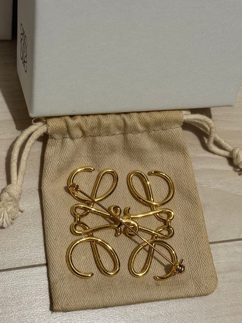 ロエベアナグラムブローチ【ゴールド】