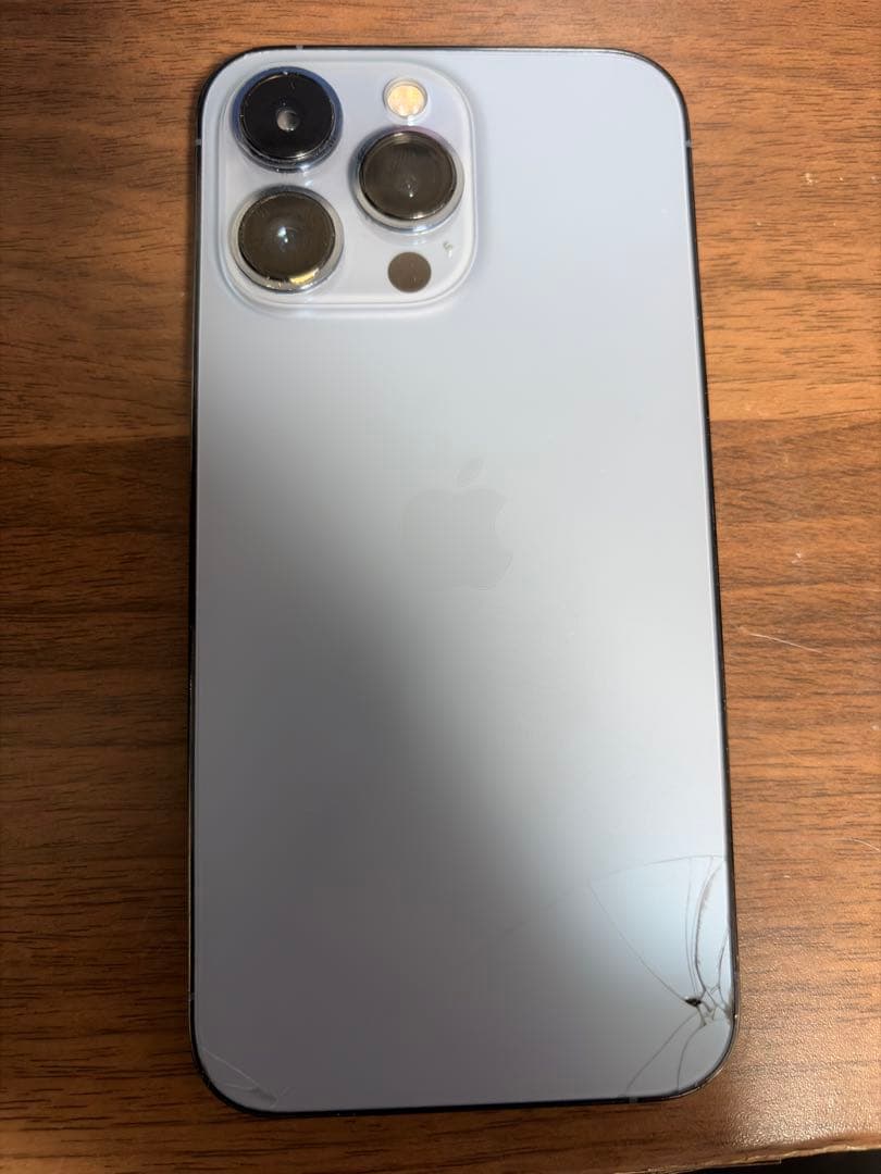 iPhone 13pro 電池残量76% 背面下部割れあり