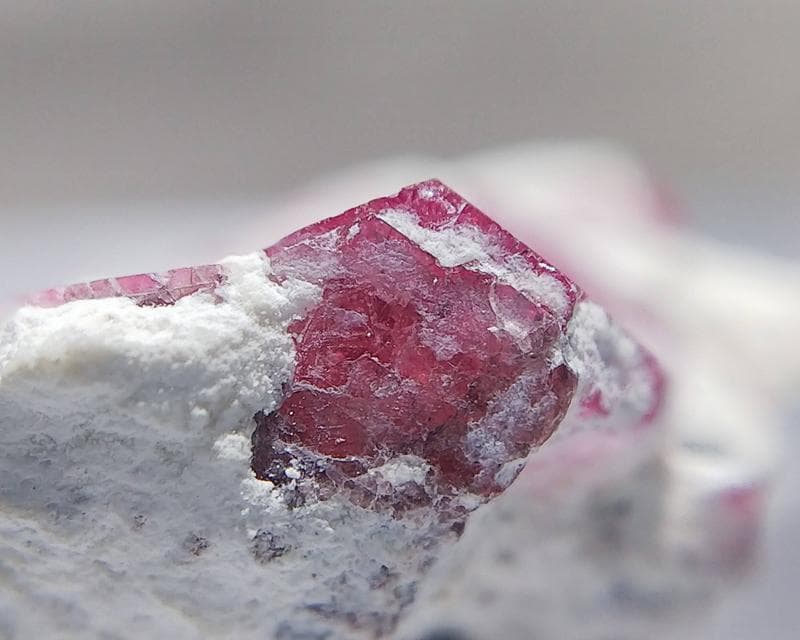 297 レッドベリル クラスター ビクスバイト レッドエメラルド 母岩付き 標本