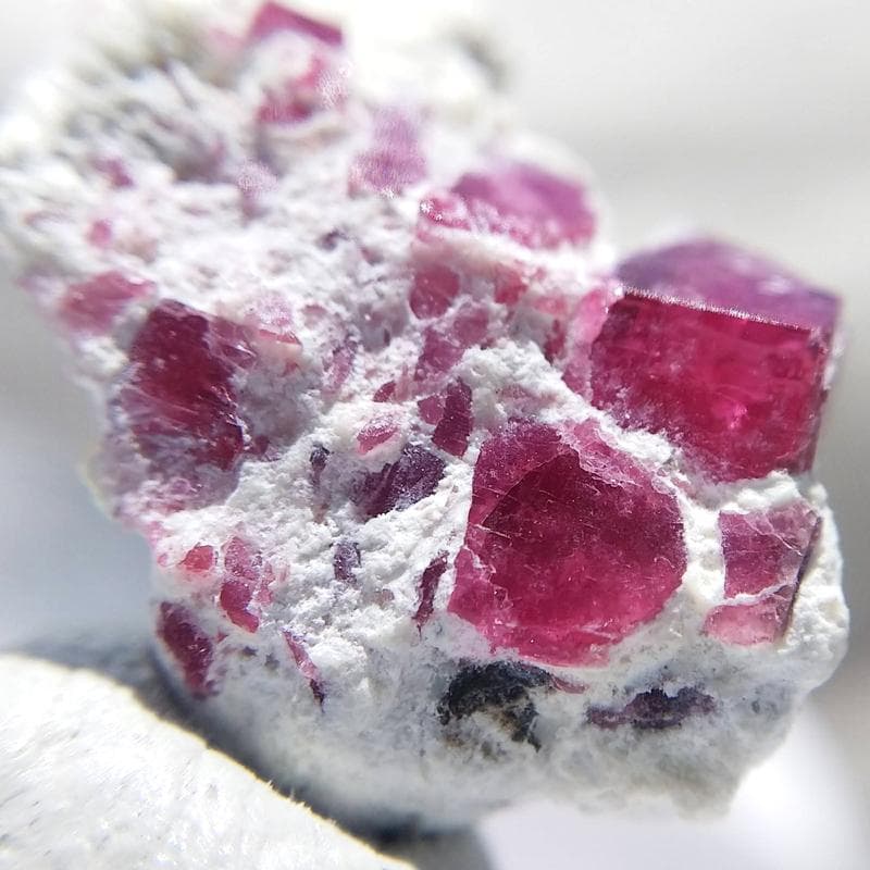 297 レッドベリル クラスター ビクスバイト レッドエメラルド 母岩付き 標本