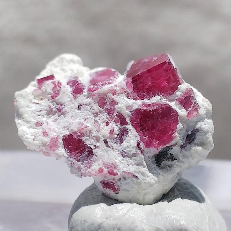 297 レッドベリル クラスター ビクスバイト レッドエメラルド 母岩付き 標本