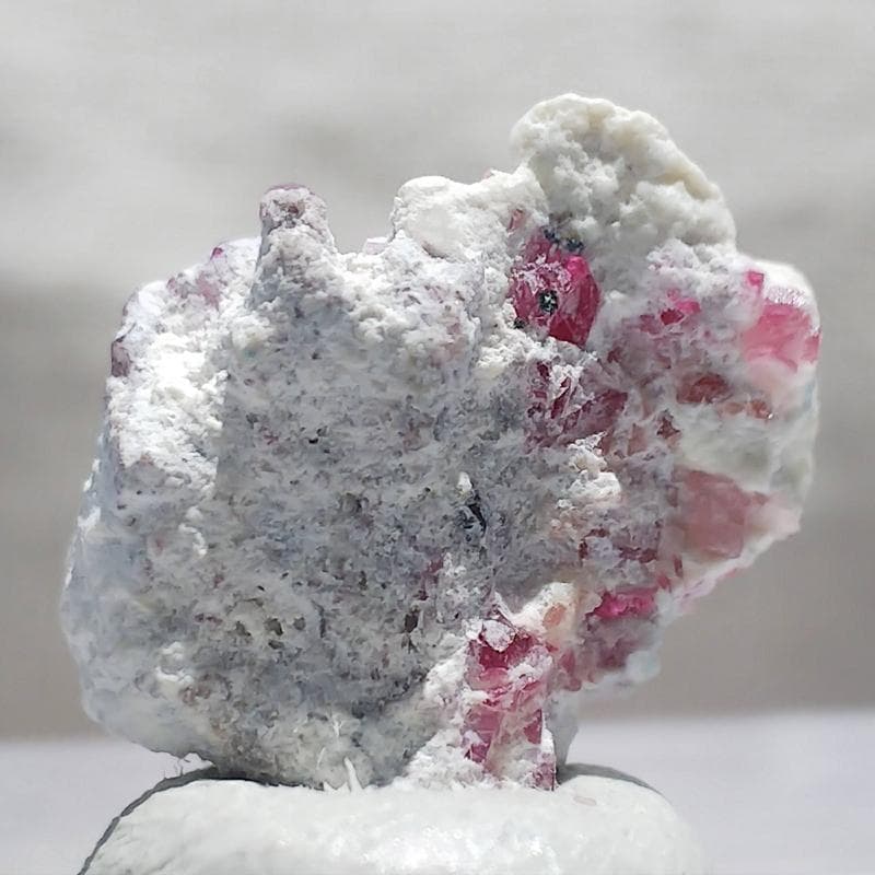 297 レッドベリル クラスター ビクスバイト レッドエメラルド 母岩付き 標本