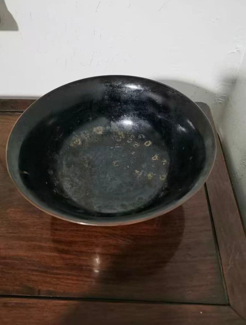 黒い茶碗 金色の縁取り