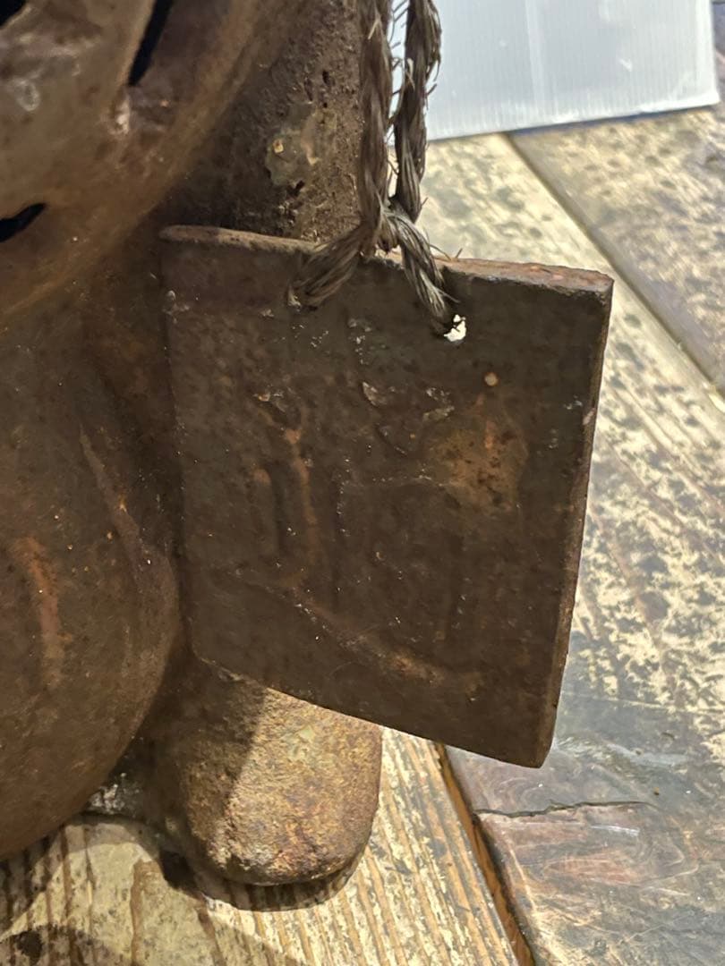 鉄製　たぬき　狸　置物　傘被り　飾り　工芸品　年代物　ディスプレイ　オブジェ