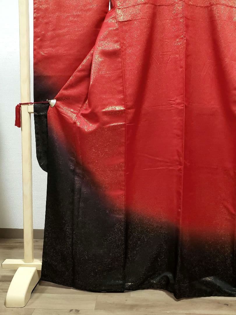 C 豪華 シンプルデザイン 金通し 赤 黒 正絹 振袖 成人式 着物