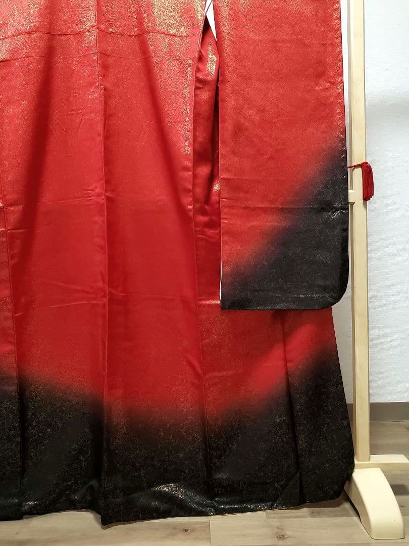 C 豪華 シンプルデザイン 金通し 赤 黒 正絹 振袖 成人式 着物