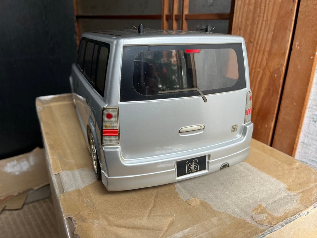 トヨタ bB 初代タイプ1/10スケール ラジコンカー シルバーボディ、シャーシ