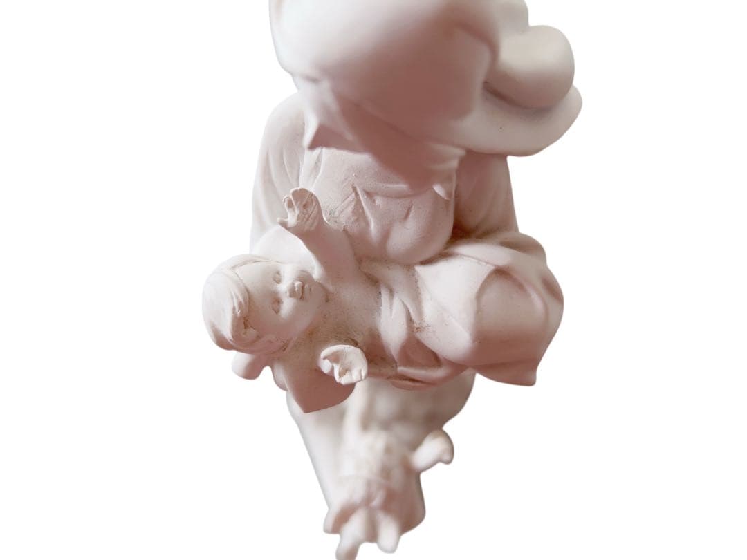 聖母マリアとイエスと天使の彫刻