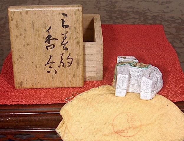 京焼・清水焼　東山窯　宮永東山（初代）作　三春駒　香合　共布箱　無傷　保証。