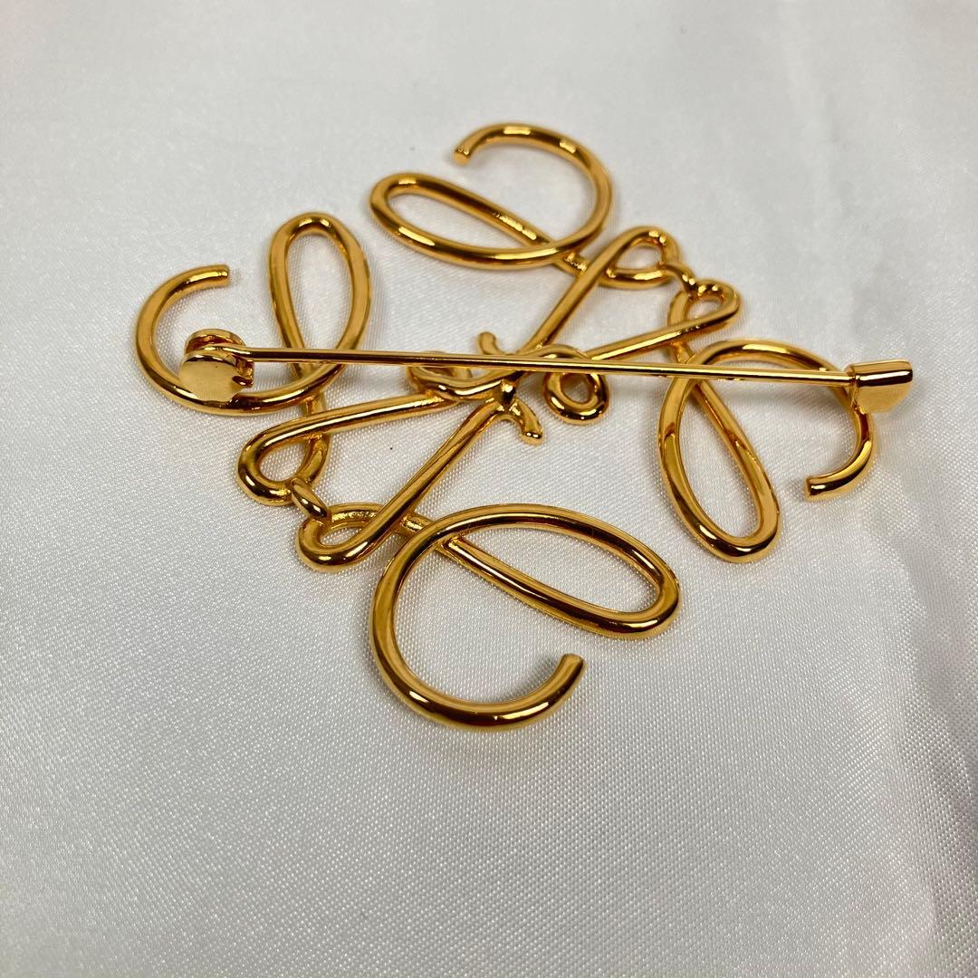 ロエベ アナグラム ブローチ ゴールド色 中古良品