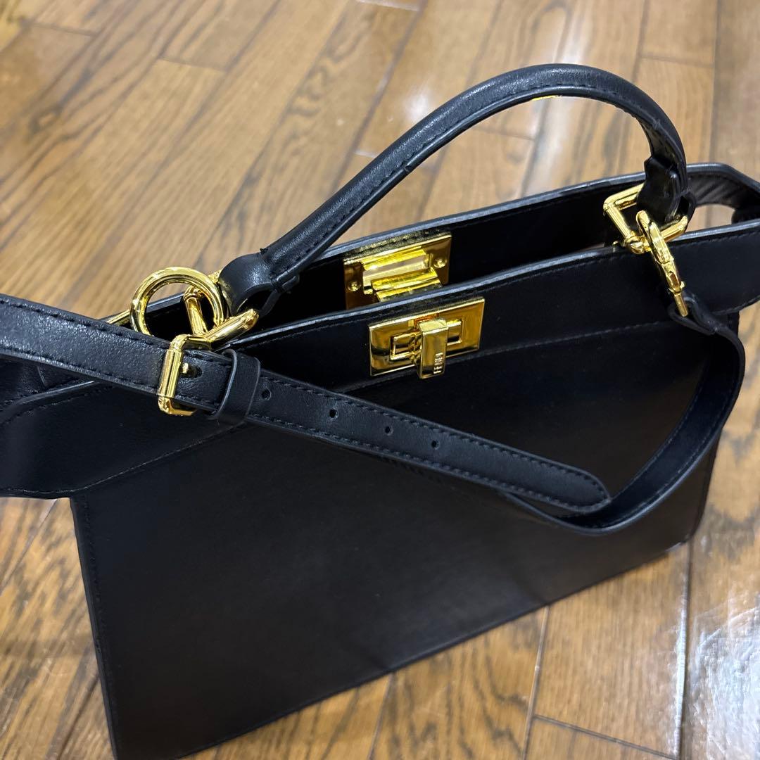 新品！レザー ハンドバッグ！ブラック×ゴールド！