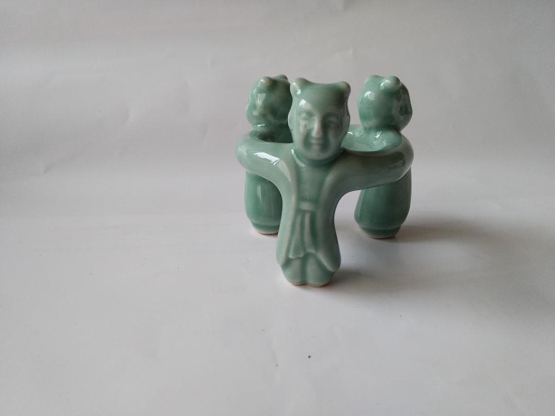 青磁 三閑人 三ツ人形 蓋置 陶芳 作 共箱 美品 です。