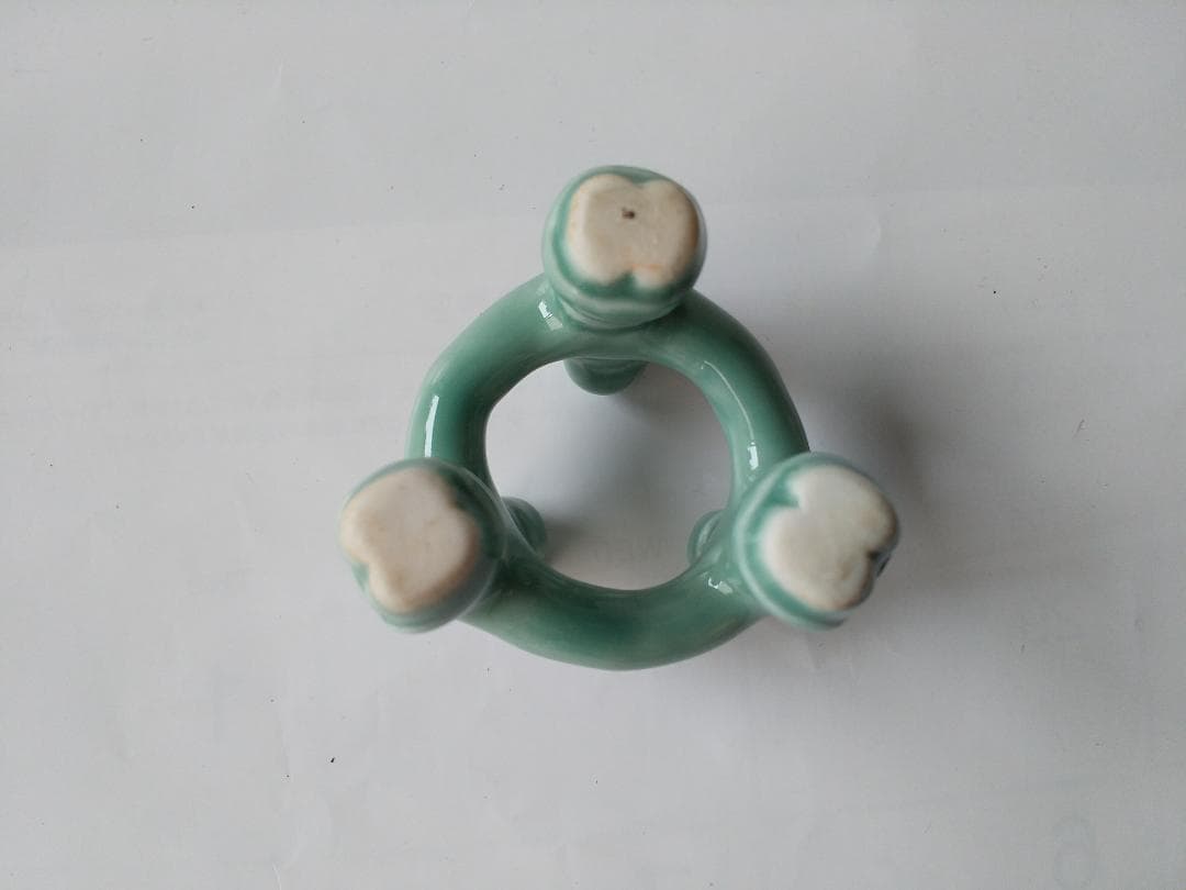 青磁 三閑人 三ツ人形 蓋置 陶芳 作 共箱 美品 です。