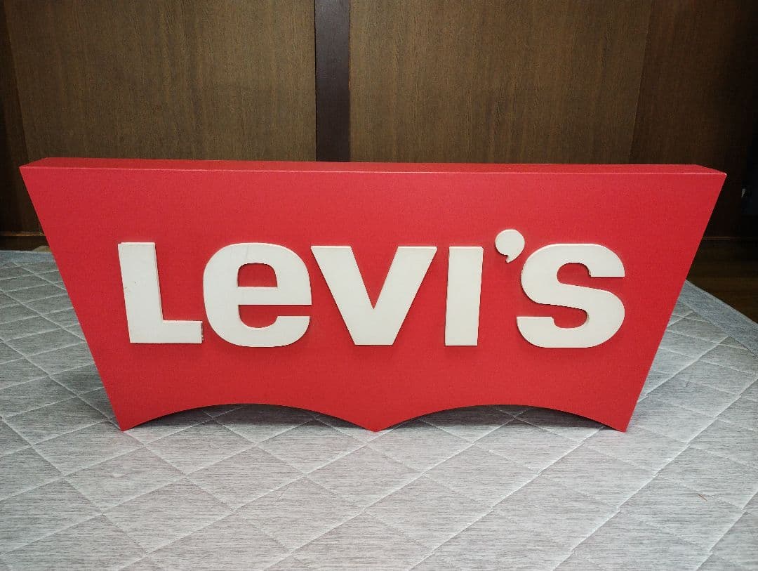 Levi's ロゴディスプレイ
