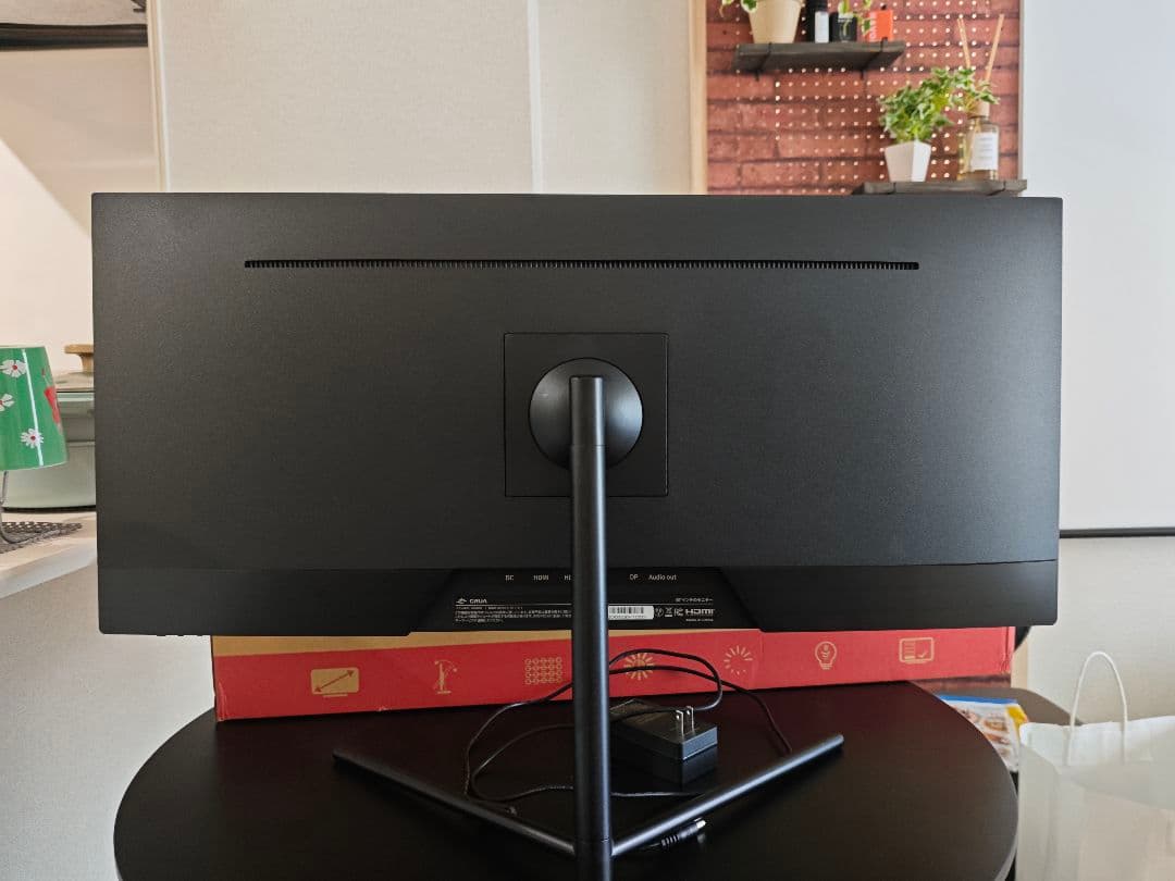 crua 30インチモニター