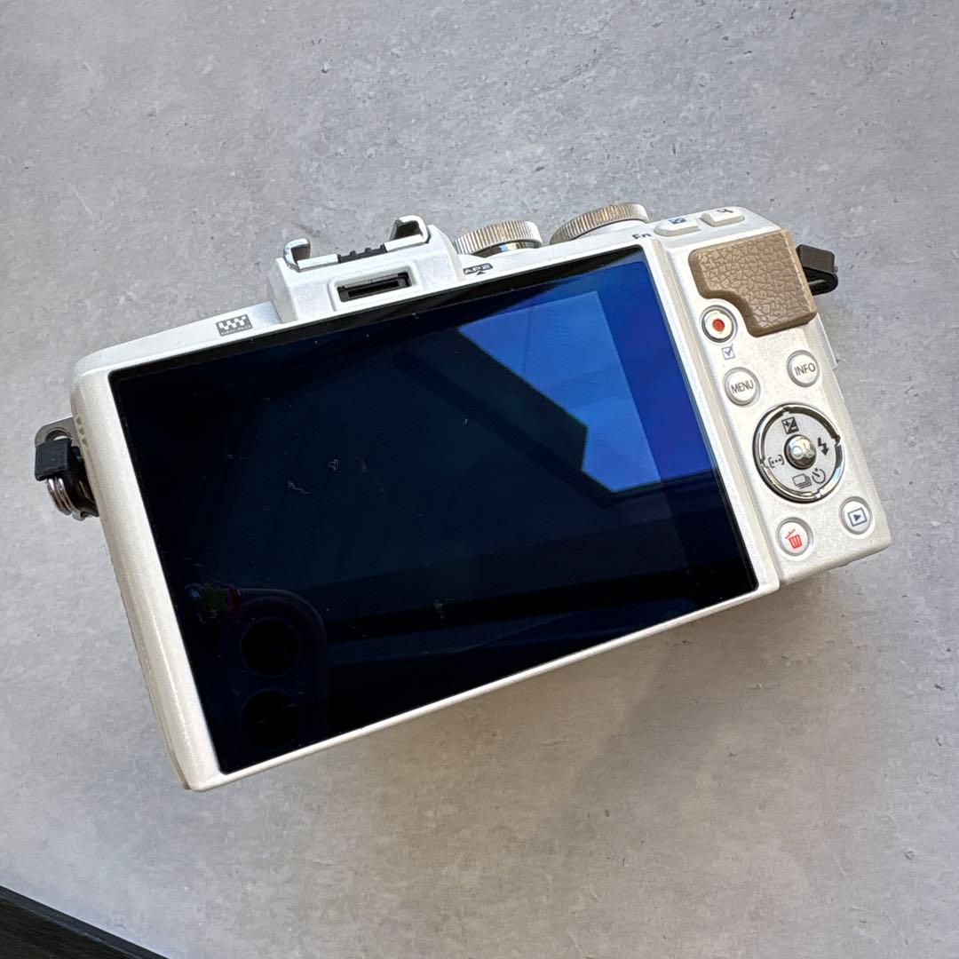 【美品】OLYMPUS PEN Lite E-PL7ミラーレスカメラ
