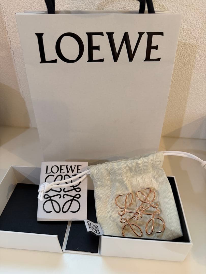 新品　ギフトラッピング付き　LOEWE アナグラム　ブローチ　ピンクゴールド