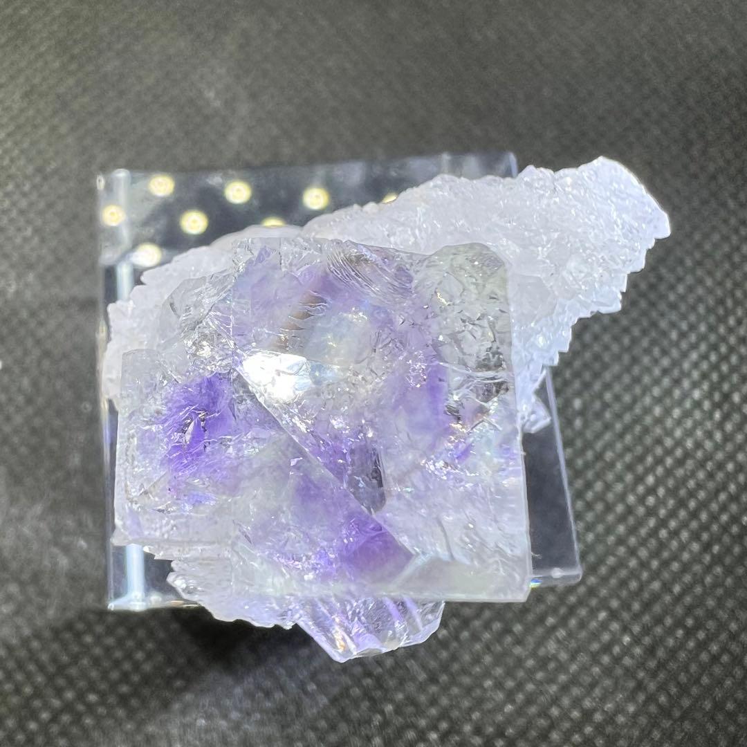 福建省産　クォーツクラスター共生　パープルゾーニング　クリアフローライト