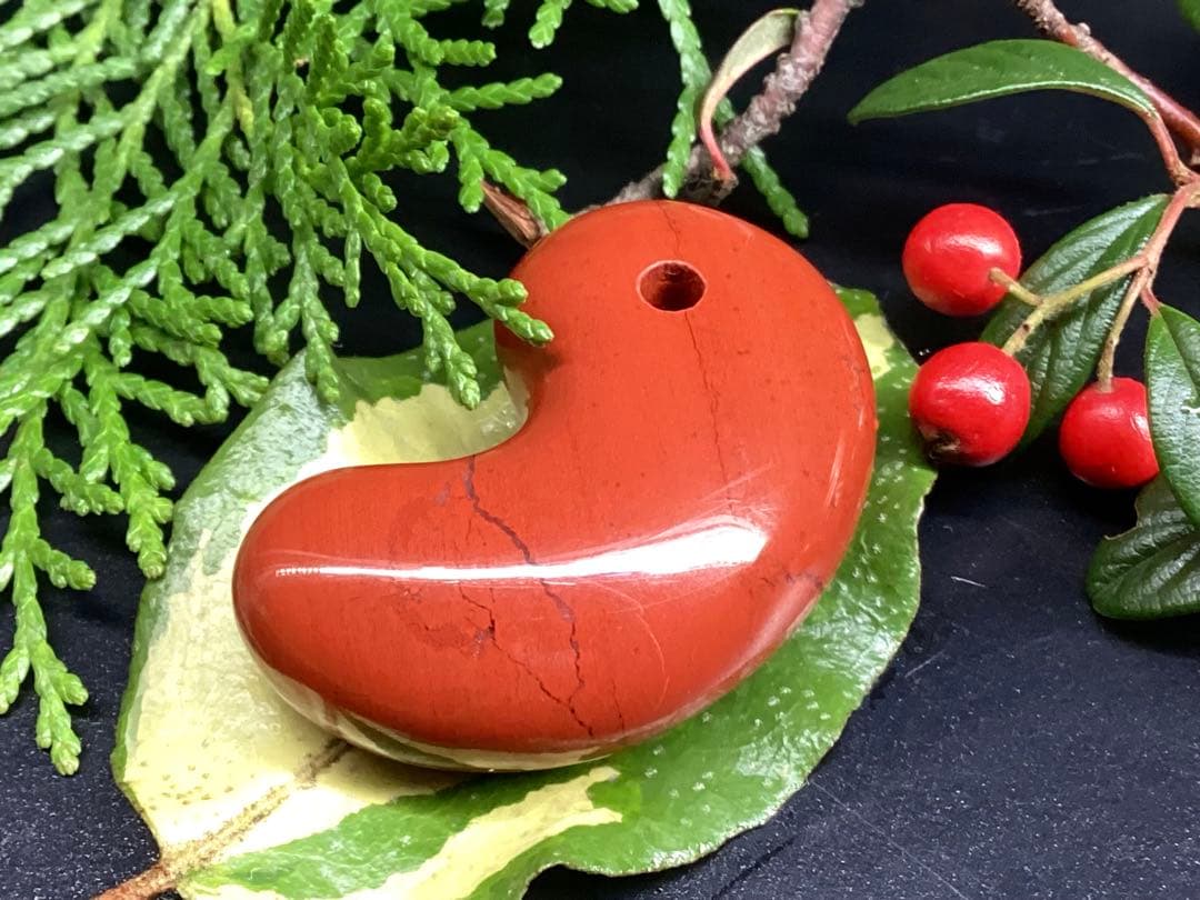 極上日本三大銘石‼️佐渡赤石勾玉　強力パワー黒線入り日本一美麗な赤色彩　安価卸し‼️