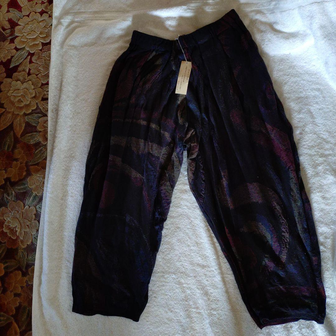 ヨーガンレール　サルエルパンツ 黒と紫の模様