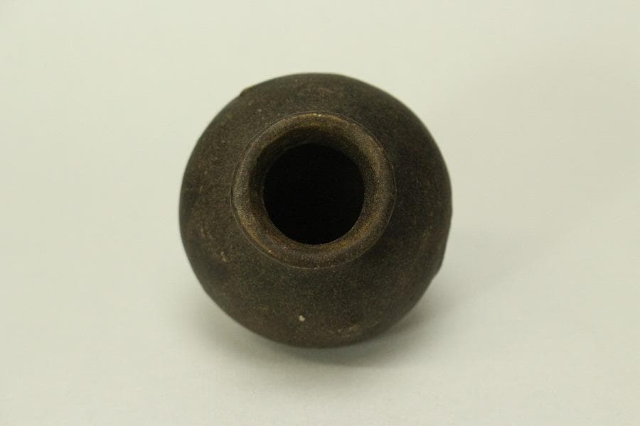 李朝 黒高麗 小壷 高6.2cm(LC521)