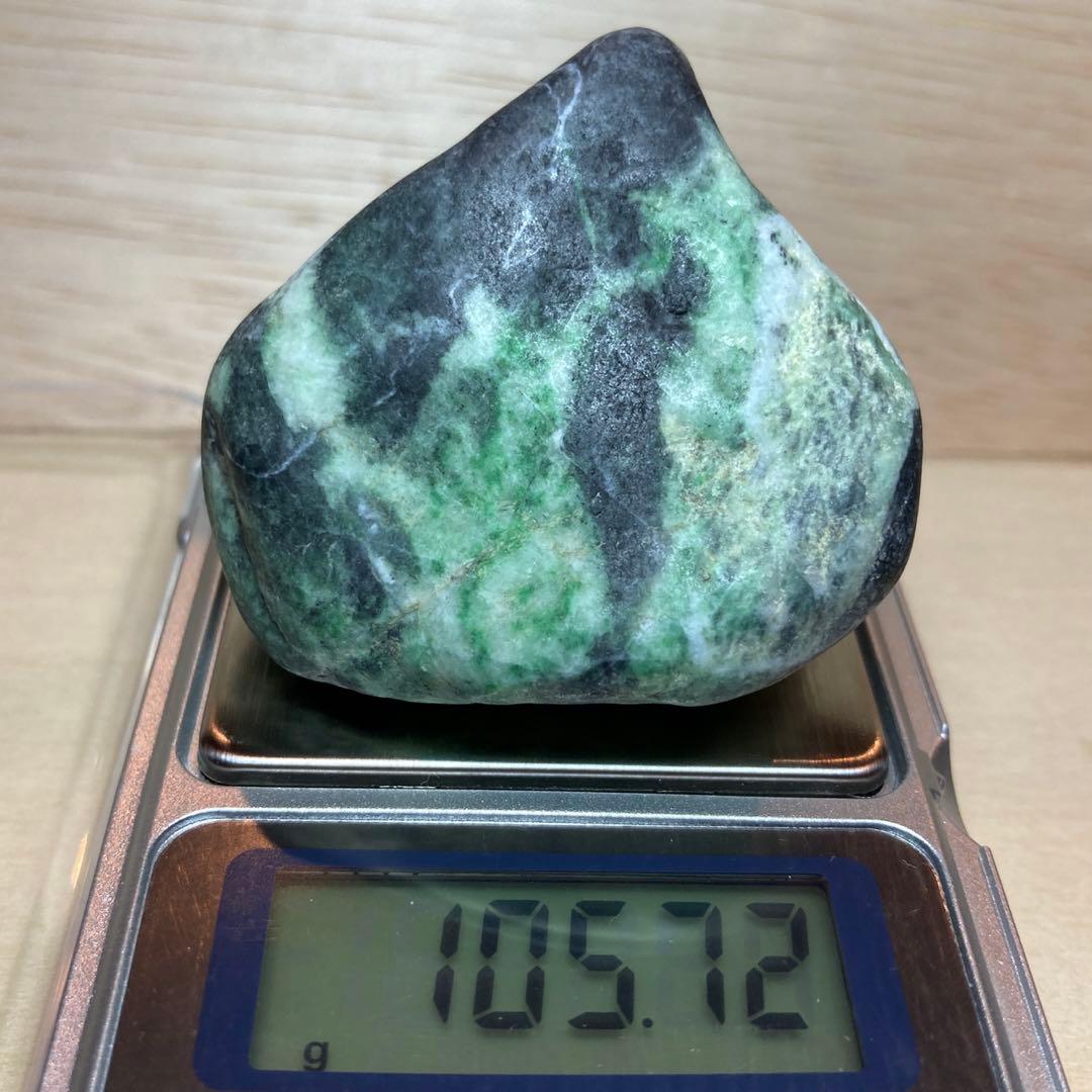 【専用品】糸魚川翡翠　黒×ミントグリーン　原石　105.7ｇ