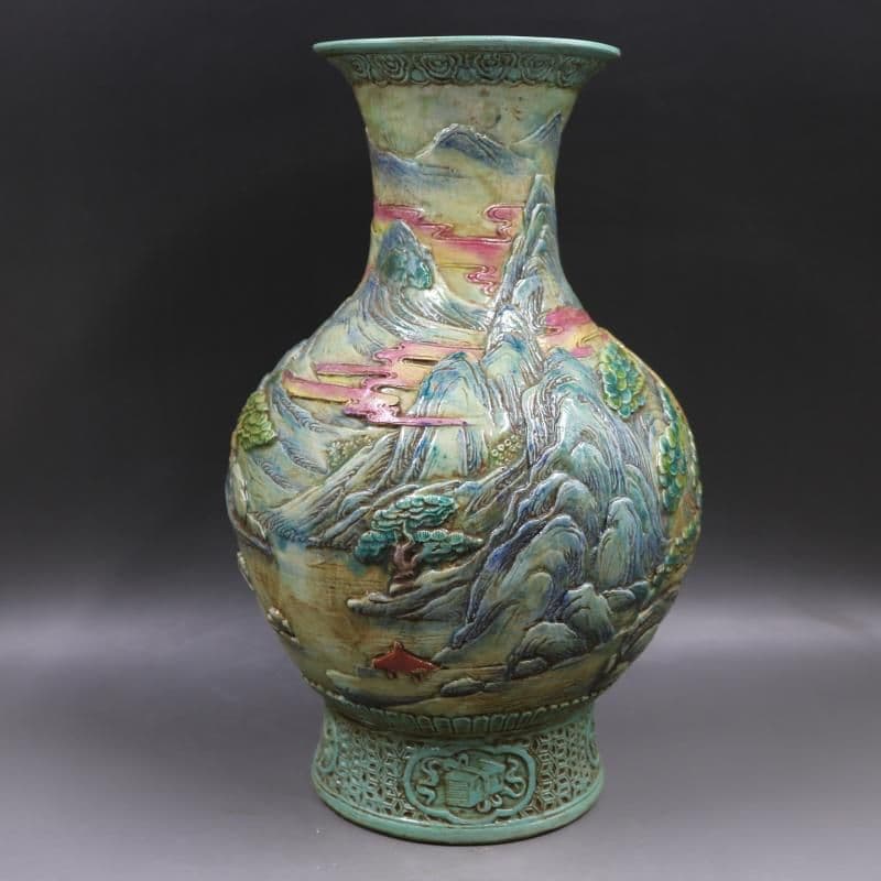 清乾隆粉彩浮彫刻山水魚尾瓶 景徳鎮 陶磁器 装飾品 工芸品美術品 置物