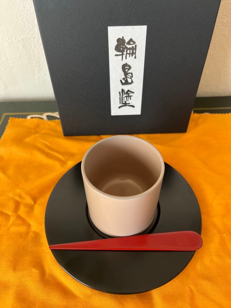 輪島塗り漆器カップと黒いプレート、スプーン付き