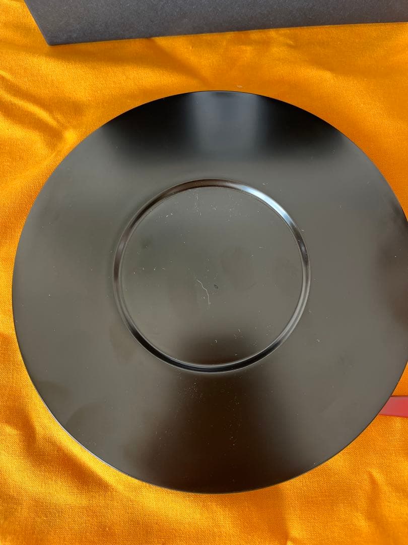 輪島塗り漆器カップと黒いプレート、スプーン付き