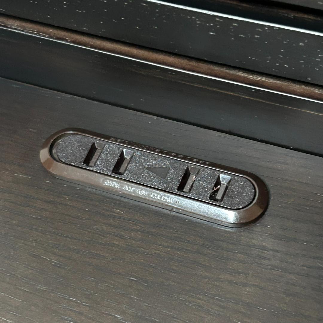 IDC　大塚家具　ナイトテーブル　棚付き　2個口　コンセント付　オーク材