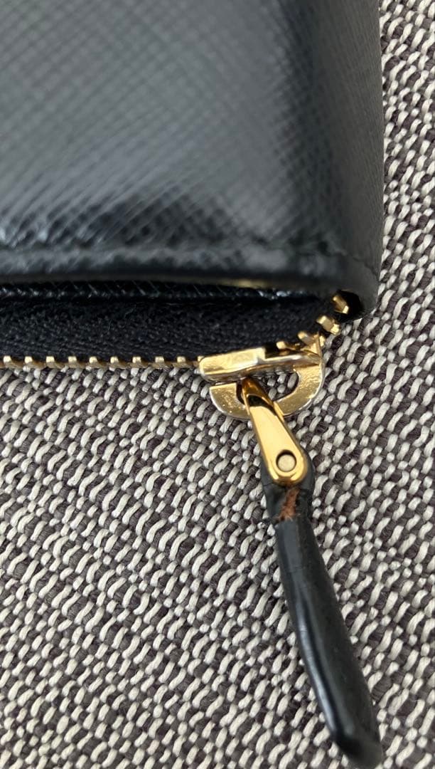 PRADA サフィアーノ レザー 二つ折り財布 トライアングル 三角ロゴ