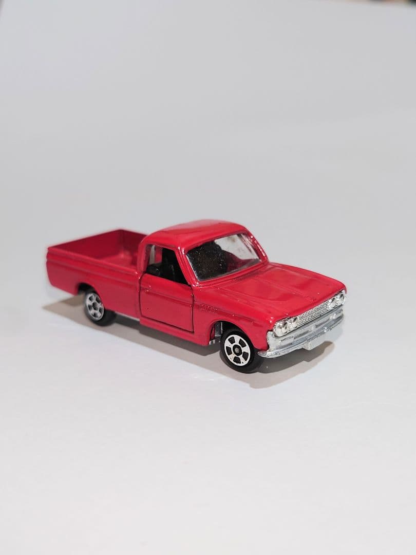 香港トミカ ダットサン レッド トミカミニカー 黒箱 42