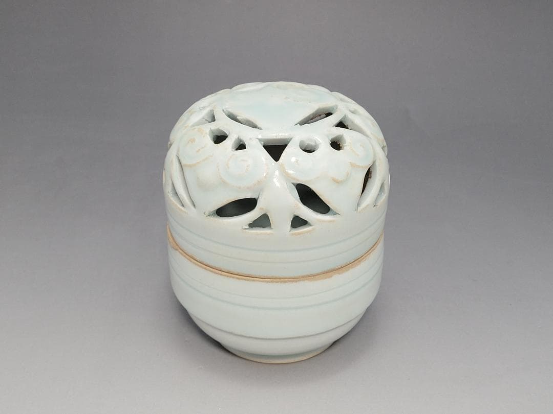 青白釉 陽透刻紋 蓋香炉 宋元時代 高さ約9.9cm