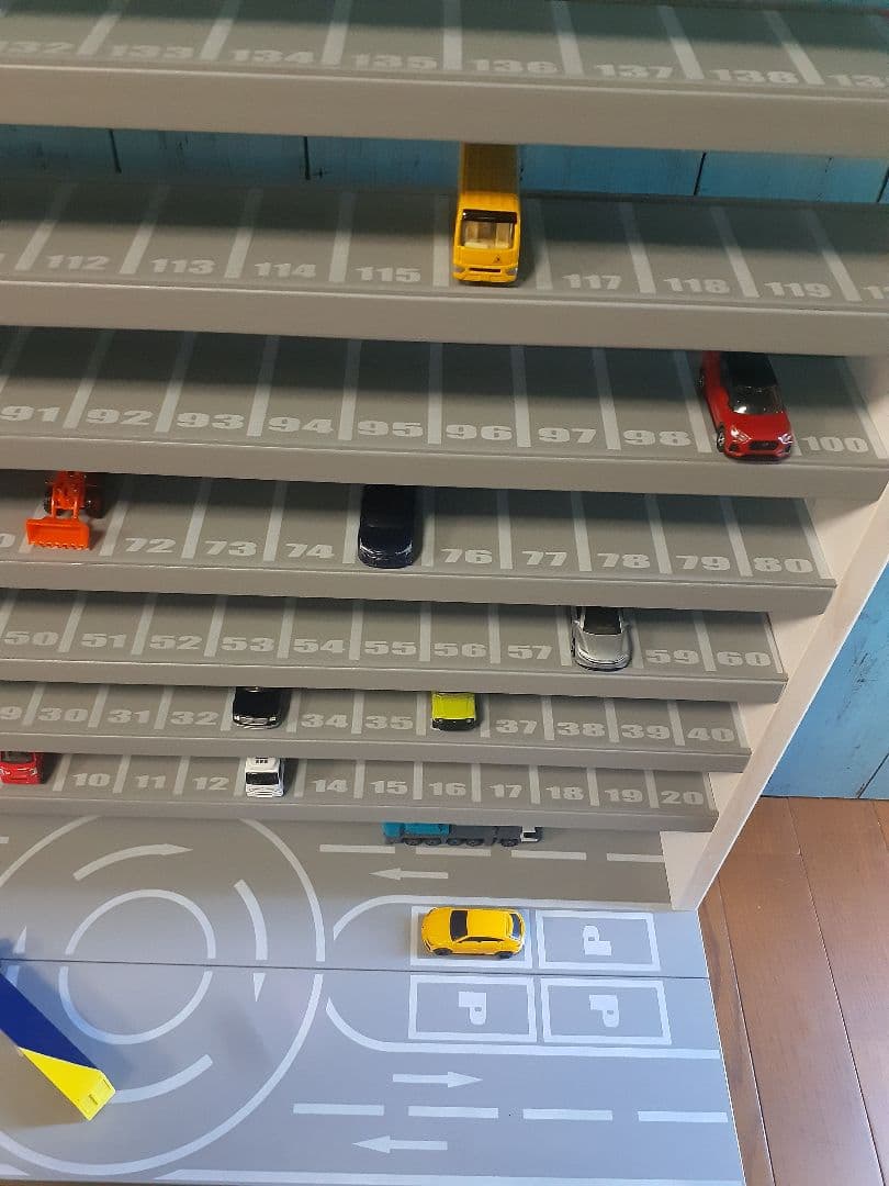 自作ミニカー収納棚9段168台ロータリー交差点付きトミカホットウィール