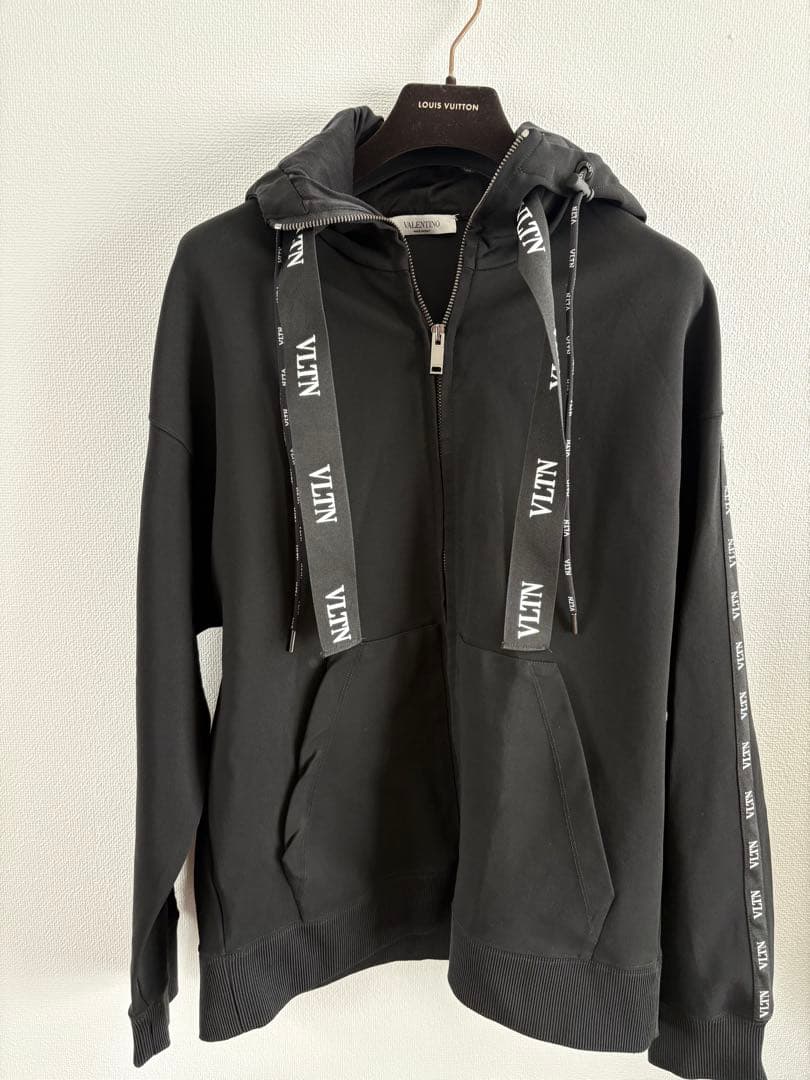 n*中様 ブラック フード付き パーカー　バレンティノ　ヴァレンチノ　ヴァレンテ